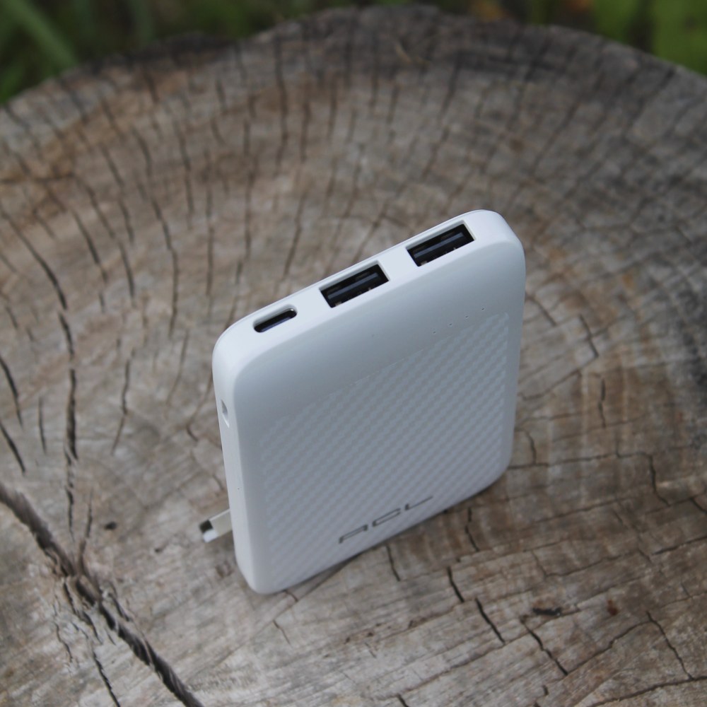белый повербанк разъемы
