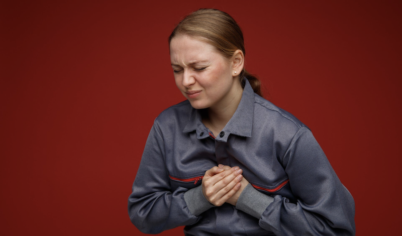 Що означає біль в ямці під грудьми й що з цим робити