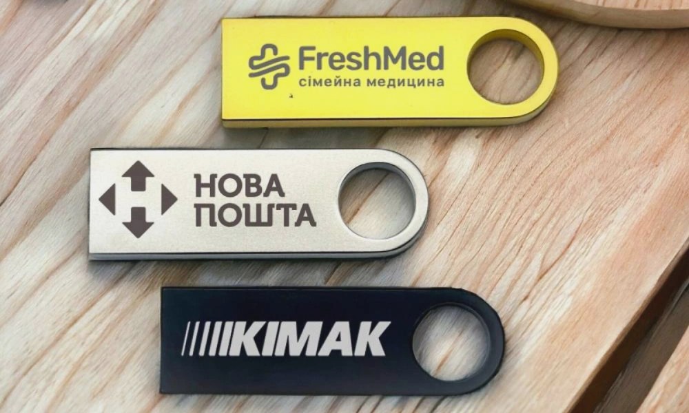Чому брендовані USB-флешки залишаються ефективним корпоративним подарунком у 2026 році